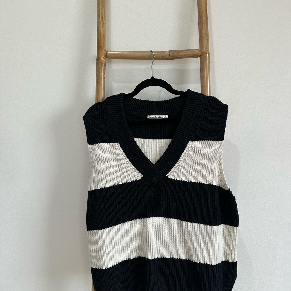 Abercrombie & Fitch Black and Cream V-Neck Sweater Vest